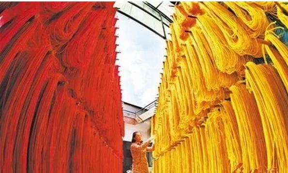 这个村仅五人运营一年收入10个亿,这个村厉害小泥巴捏出大产业