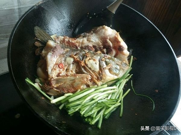 要想鱼肉香就用铁锅炖,铁锅炖鱼怎么鱼肉不散