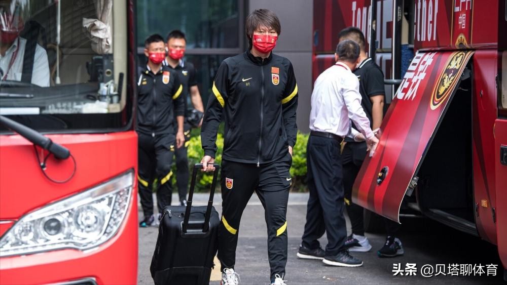 国足赢了沙特解说员的反应,国足赢了沙特国际足联评论