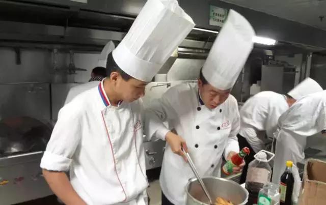 一个牛的餐饮老板不是扎在厨房里创新菜，而是给饭店带来生意！