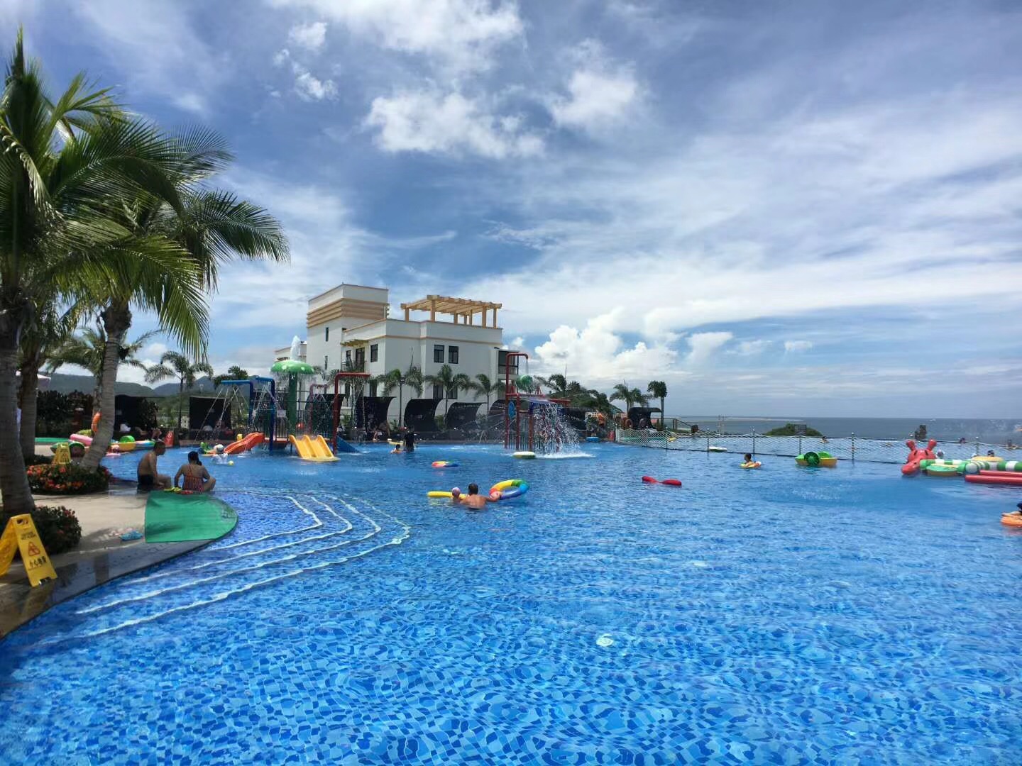 三亚哪个酒店带泳池最好,没有泳池算五星级酒店吗