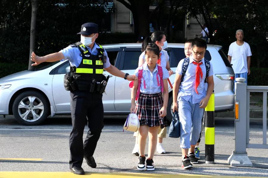 【我为群众办实事】开学“大片”，他们怎会缺席！
