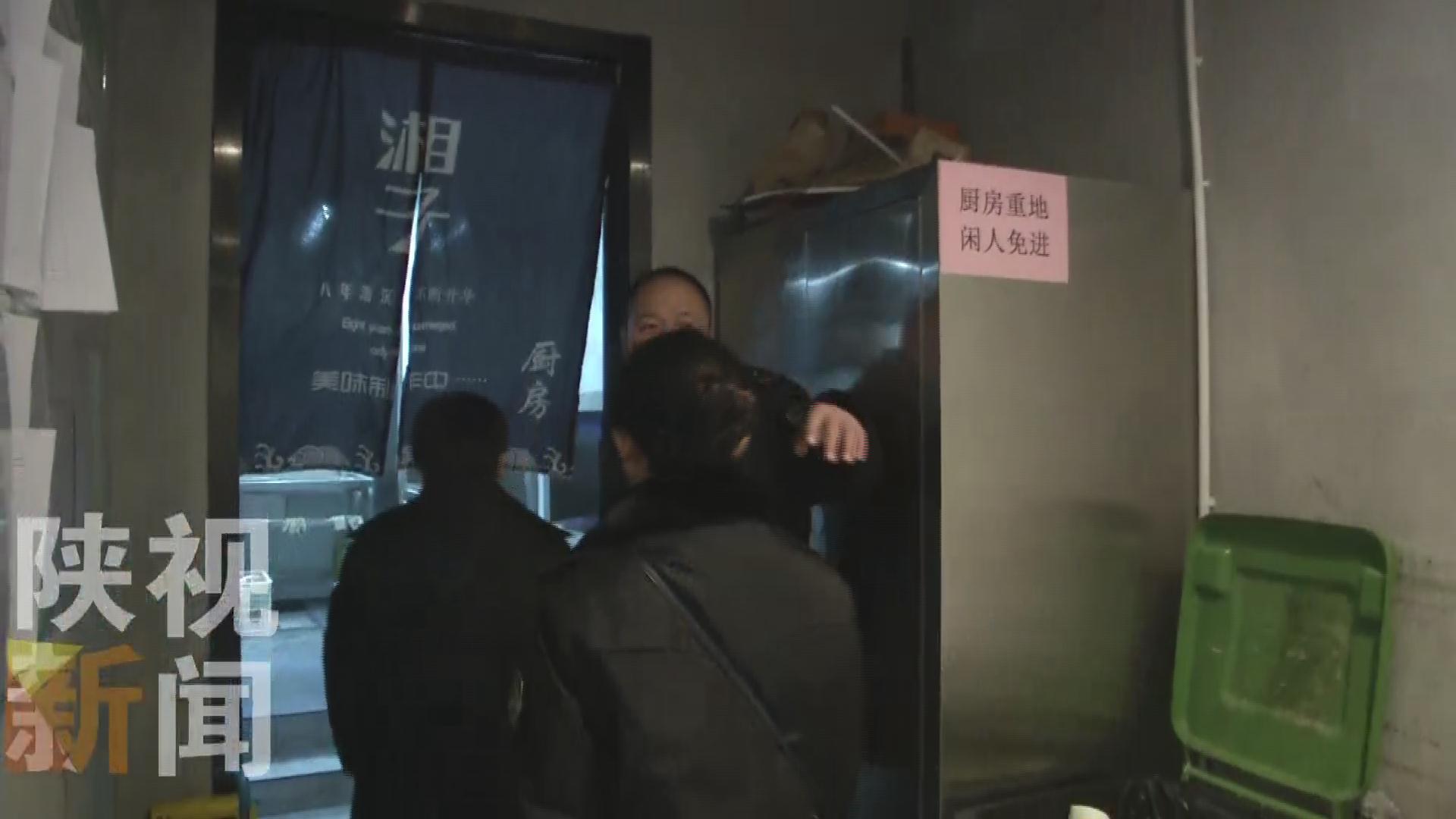 恶心到吐！西安一女士点外卖快吃完时才发现米饭内粘有不明弯曲毛发……