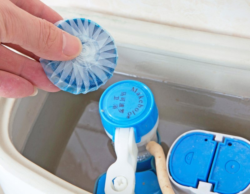 马桶水箱放洁厕剂伤配件吗,马桶水箱里面能倒洁厕剂不