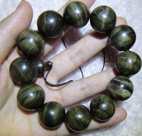 大漆珠手串值得盘玩吗,木质珠串的盘玩与变化