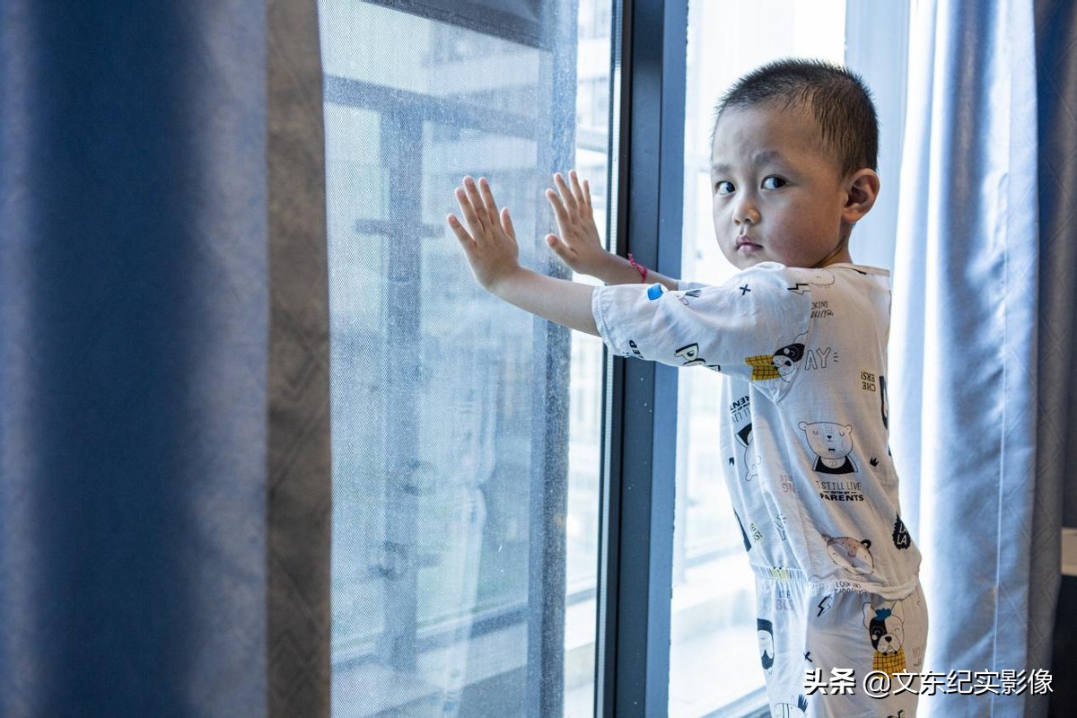 四岁男孩绝症被父母抛弃,4岁小孩患癌晚期被父亲抛弃