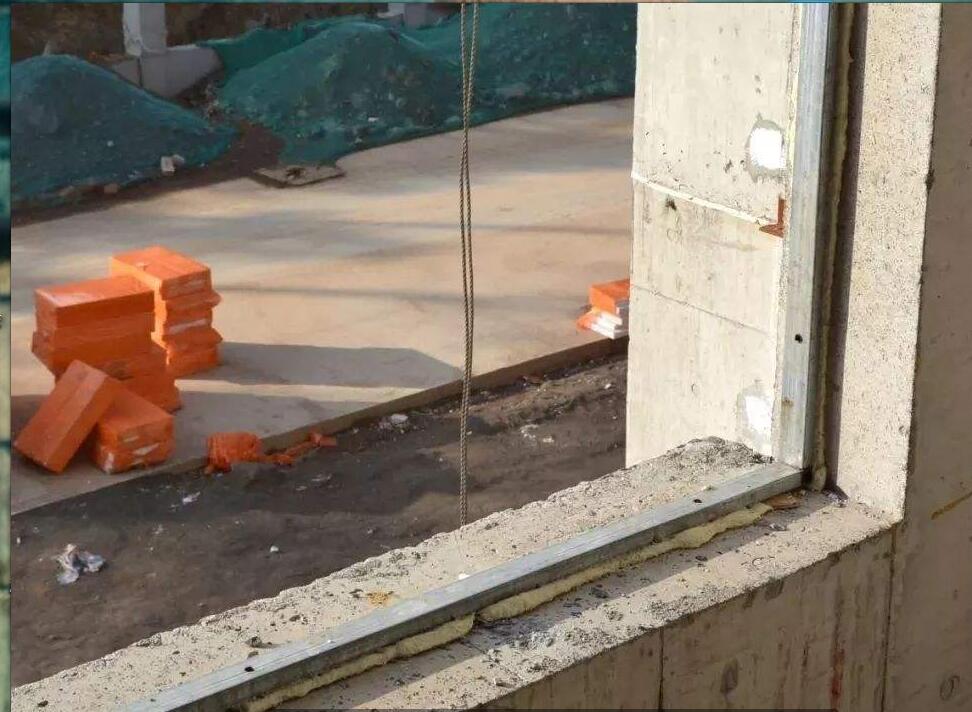 窗户装得一边高一边矮怎么办,窗户刚装好就下雨