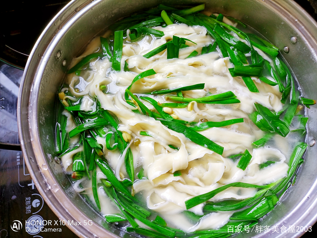 油泼荞麦刀削面香味浓郁面条筋道,刀削面最终的做法