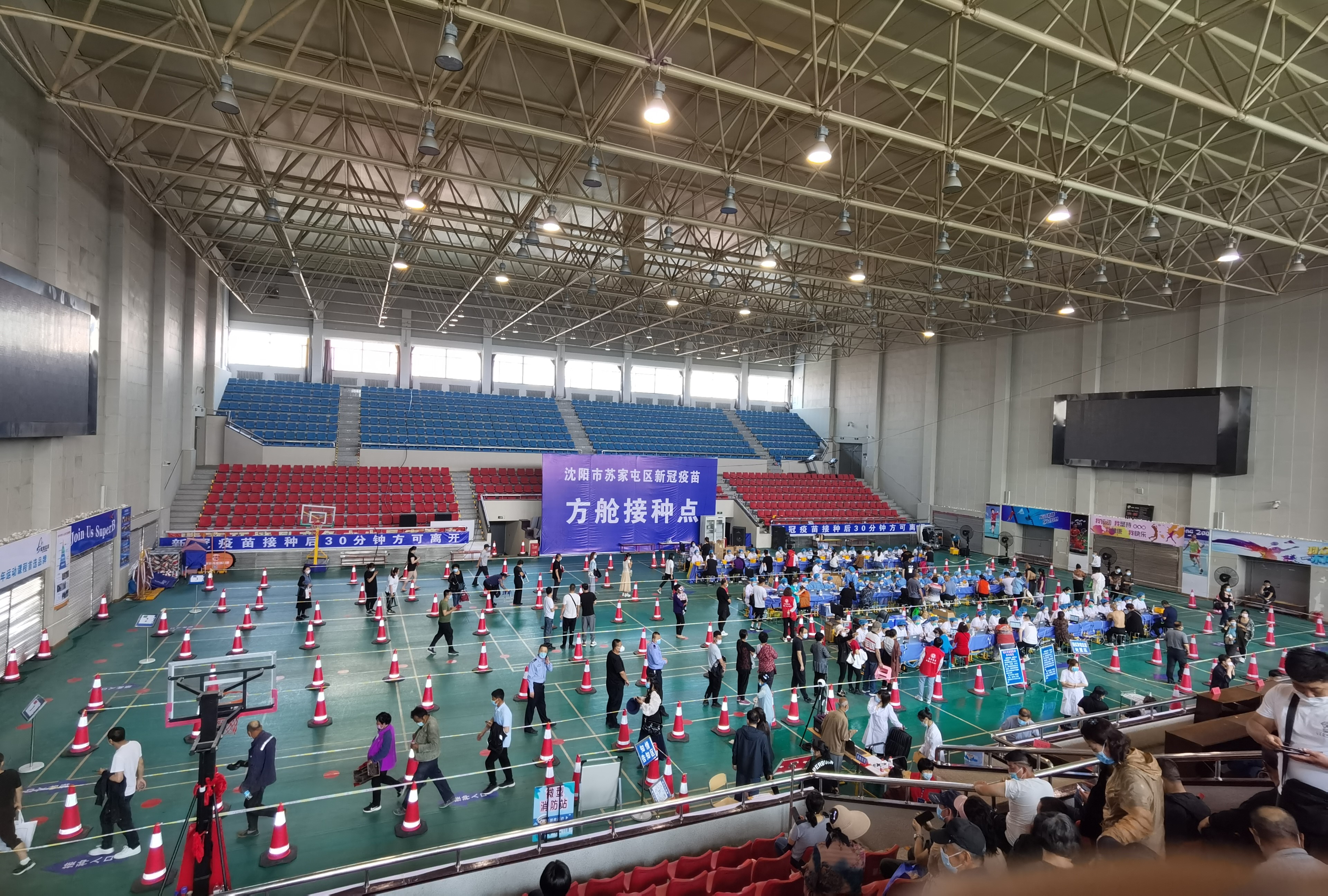 让*党**旗在疫苗接种方舱高高飘扬——沈阳市*家屯苏**区中医医院深入方舱全力推进新冠疫苗接种工作