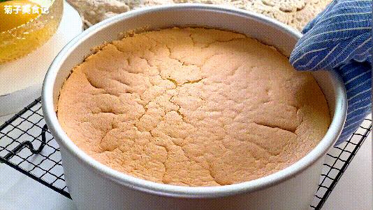 蛋糕烘烤过程中表面开裂原因,古早蛋糕开裂什么原因