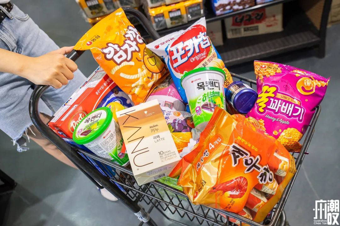 从韩国回来在超市买东西,从韩国进口商品