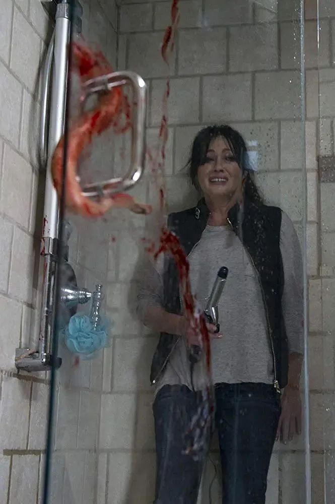 鳗鱼钻入人体的恐怖片名,鳗鱼入侵城市的电影