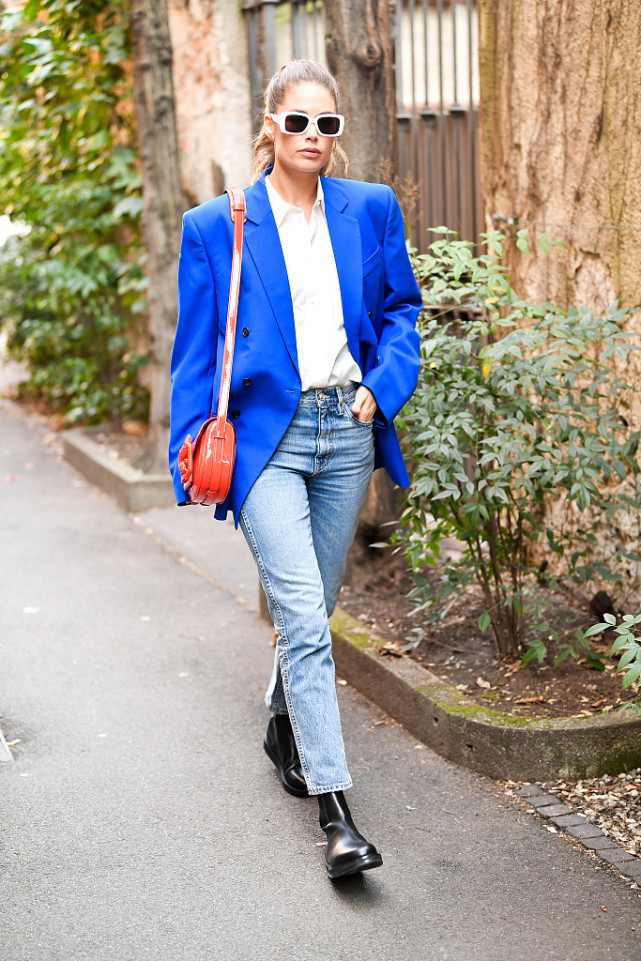 肤色暗沉不知道怎么搭？宝蓝色的服装你值得拥有，显白有气质