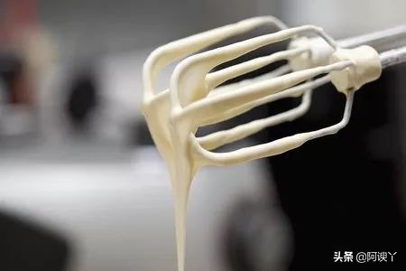 海绵蛋糕怎样才算打好,判断海绵蛋糕成熟的方法