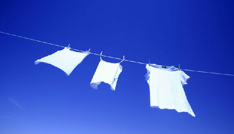 白衣服上染上血用什么洗才能洗掉,衣服染上了别的颜色怎样才能洗掉