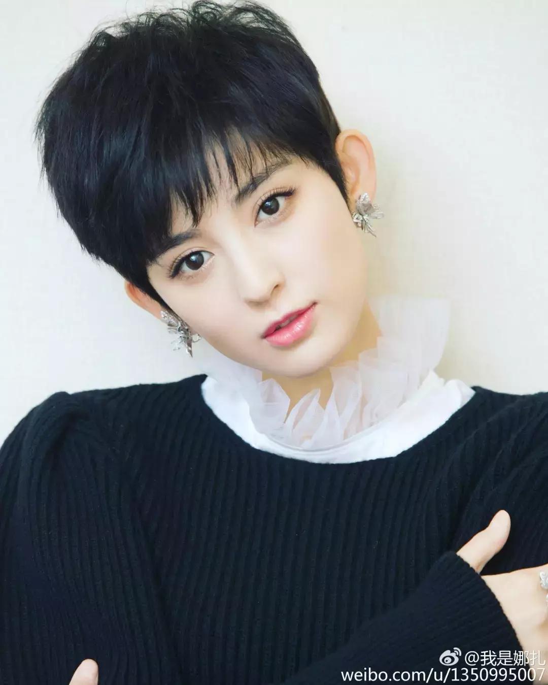 金晨：我们来自拍吧，张歆艺：先分我点头发...