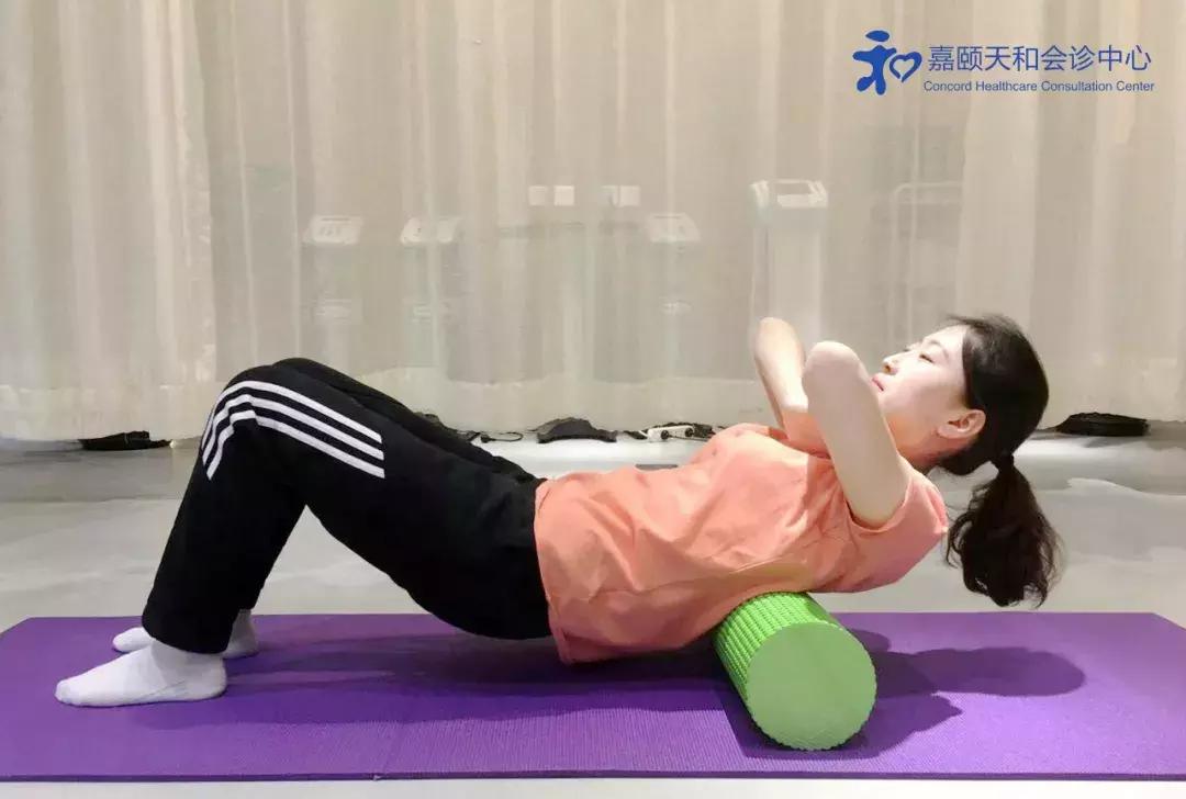 教你4招，自己在家就能缓解产后腰背痛