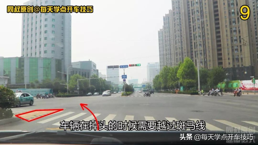 直行右转弯车道要不要看信号灯,路口怎么看信号灯右转弯正确走法