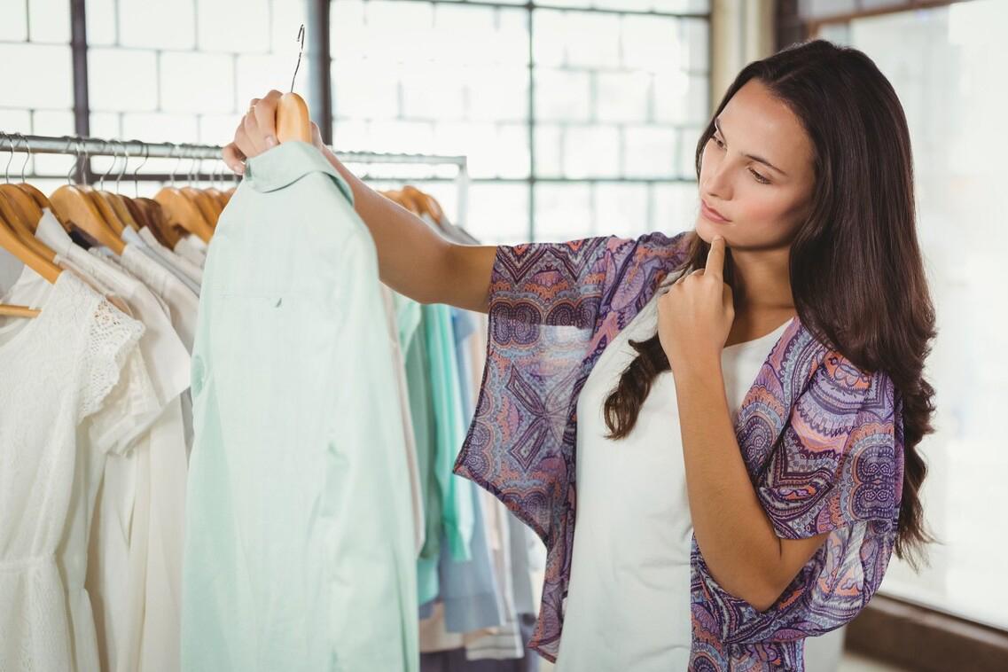 手持挂烫机抚平皱巴巴的衣物,洗完贴身衣物海绵皱巴巴的