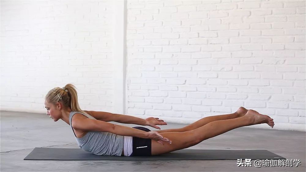 久坐腰痛的缓解方法瑜伽体式,床上瑜伽减肥动作改善腰痛