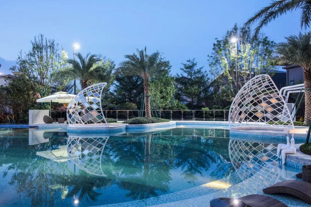 夏日泳池风景,夏日玩水胜地无边际泳池