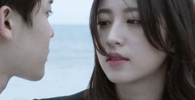 冬季穿一身白超时髦，和周雨彤学习白色服饰搭配，清纯又显白