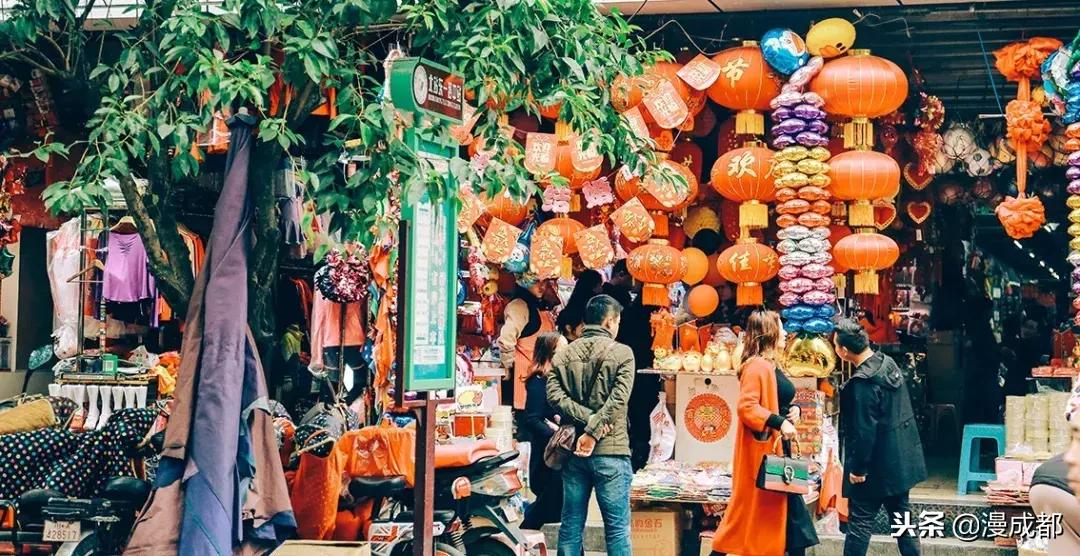 据说不来这里就白来成都，你一定没有见过这么魔幻又传奇的荷花池