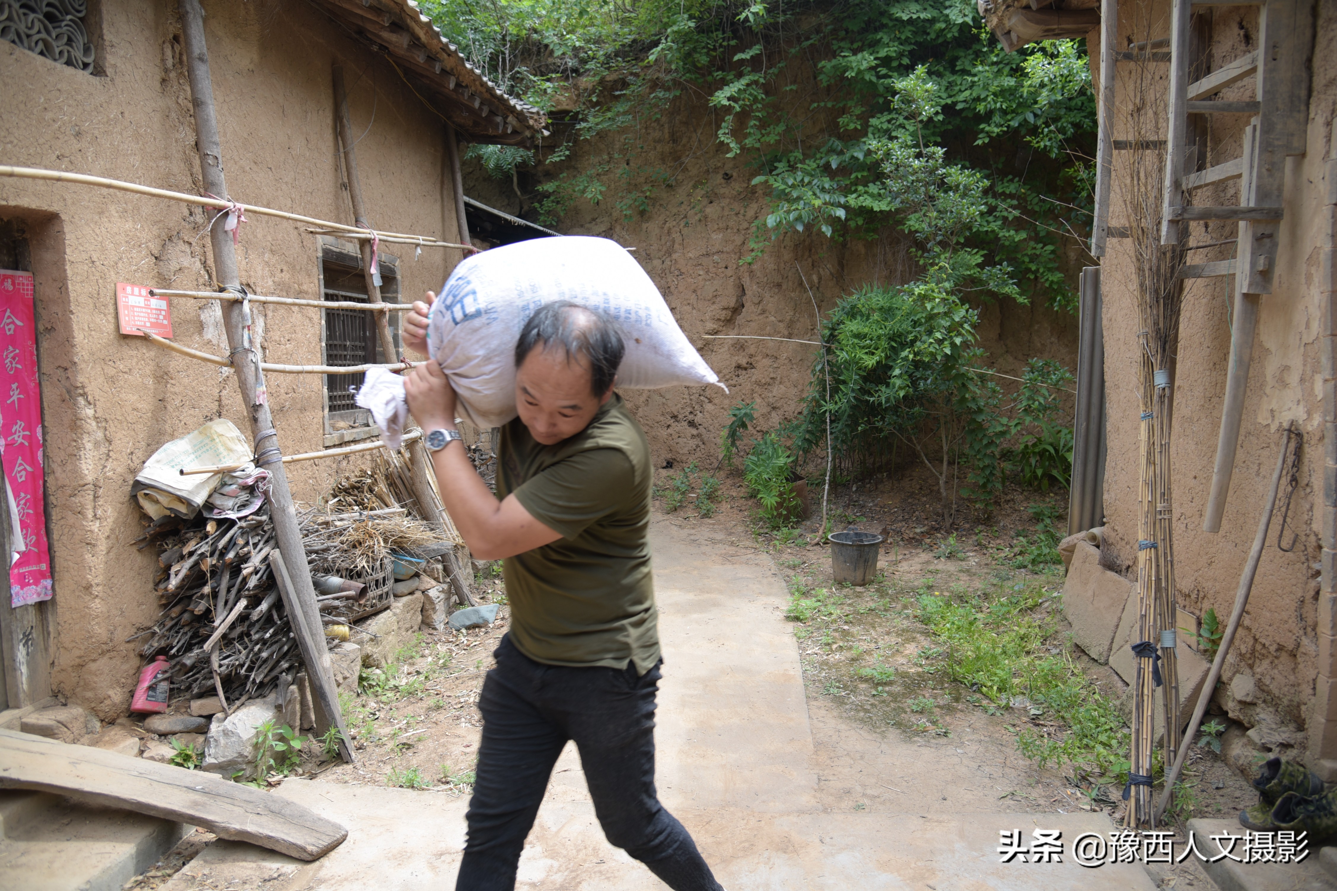 山里父亲10年前为儿子打算,藏一囤小麦两桶黄豆,娶媳妇却没用上