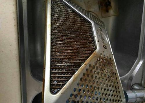 油烟机被油糊住了怎么清理,油烟机被烟熏黑如何清理