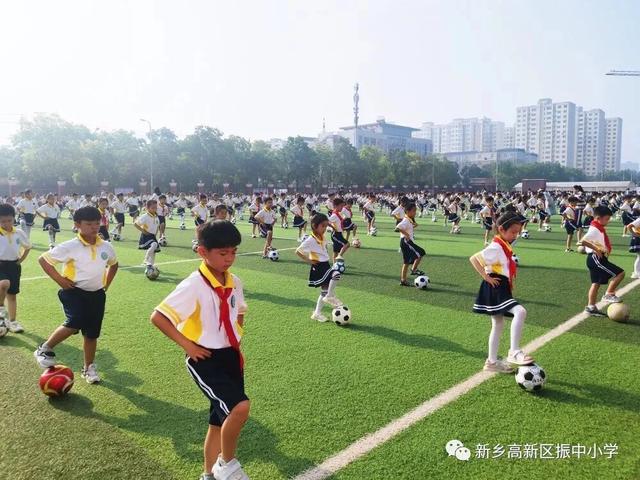 亮活力新乡小学展足球风采,小学校园足球比赛精彩瞬间七人制