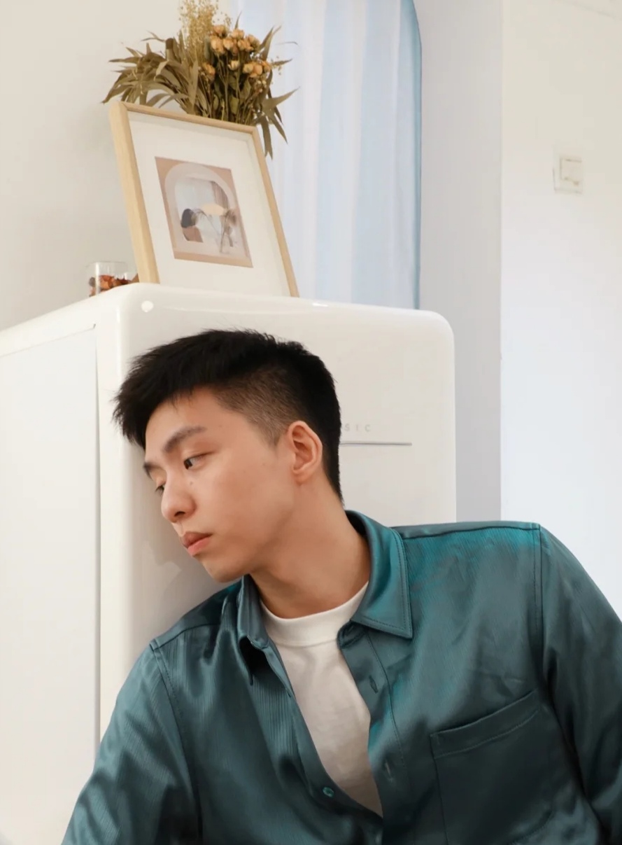 最流行的男生发型看起来超级年轻,今年最流行的男生短发型