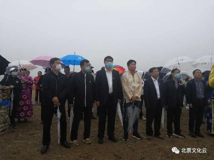 朝阳市第二届蒙古族传统节日“敖包节”暨成吉思汗诞辰858周年纪念仪式在马友营蒙古族乡泉涌山风景区举办