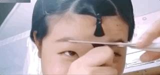 自己在家剪头发又染头发,在家自己给小女孩剪头发