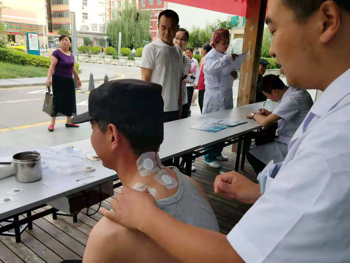 我院中医康复科开展冬病夏治“三伏贴”免费贴敷及慢病义诊活动