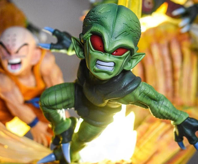 小哥展示龙珠手办，栽培人堪称表情包，背后1排赛亚人是什么意思