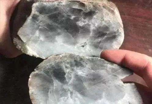 88万玻璃种原石,168万买原石一刀切出蛛网裂