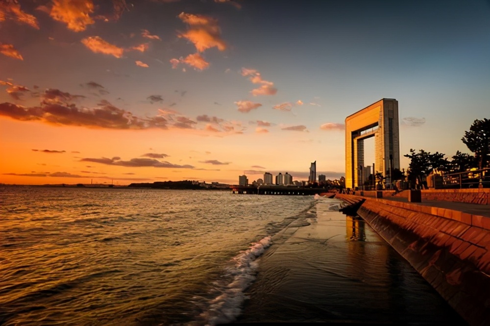 山东一绝美三线小城：临海又宜居，人均GDP10万房价1.3万