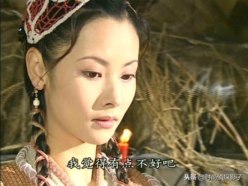 用丝带编麻花的古装女子，石榴与世无争、紫儿符合董永经济情况