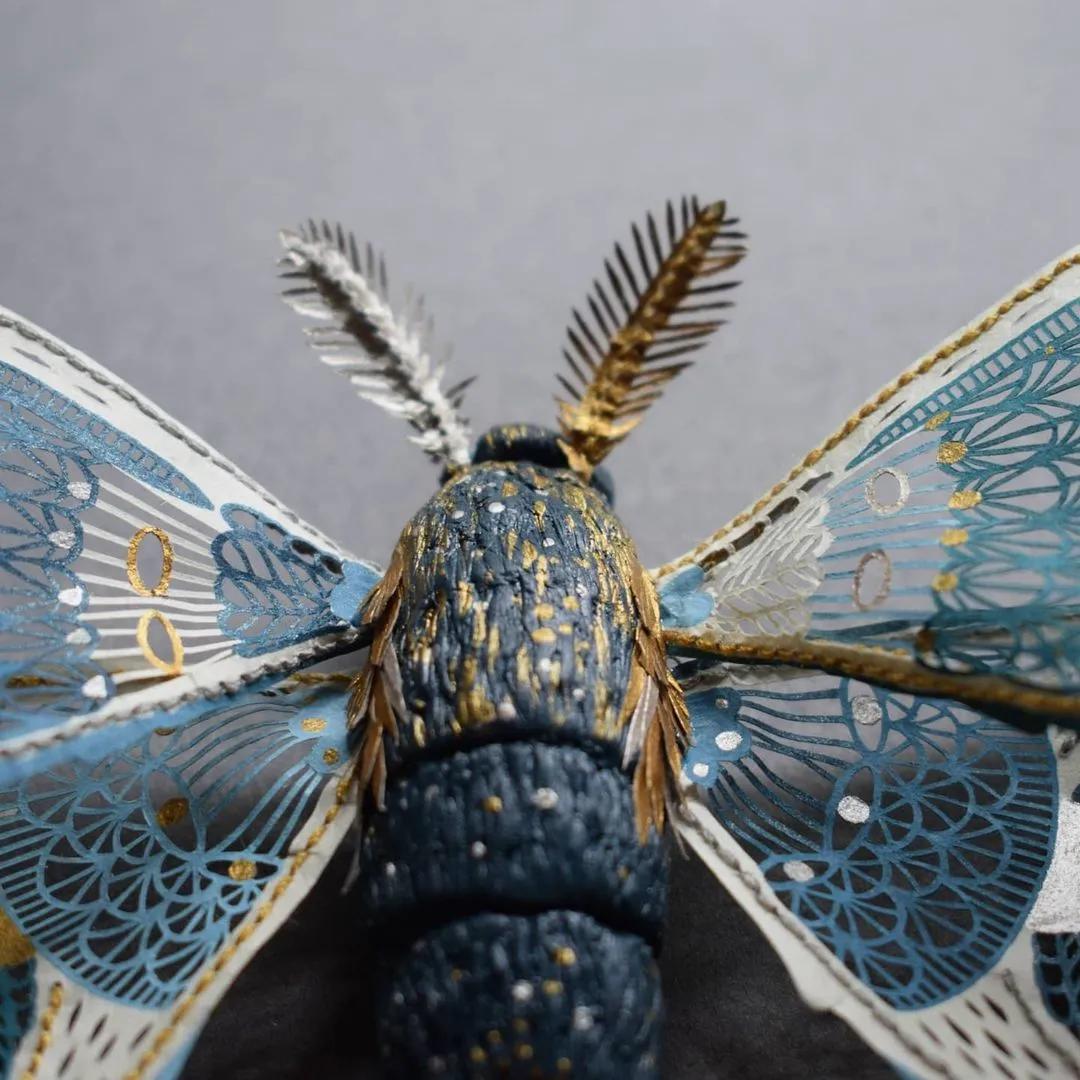 她被称为“刀王”，凭一把破刀，一张破纸，作品征服了全世界