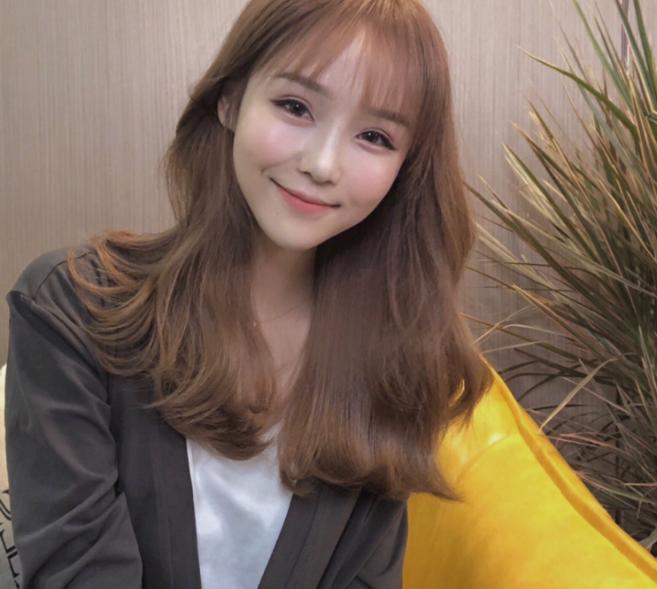 适合圆脸女生的锁骨纹理烫中短发,适合圆脸额头尖男生的发型纹理烫