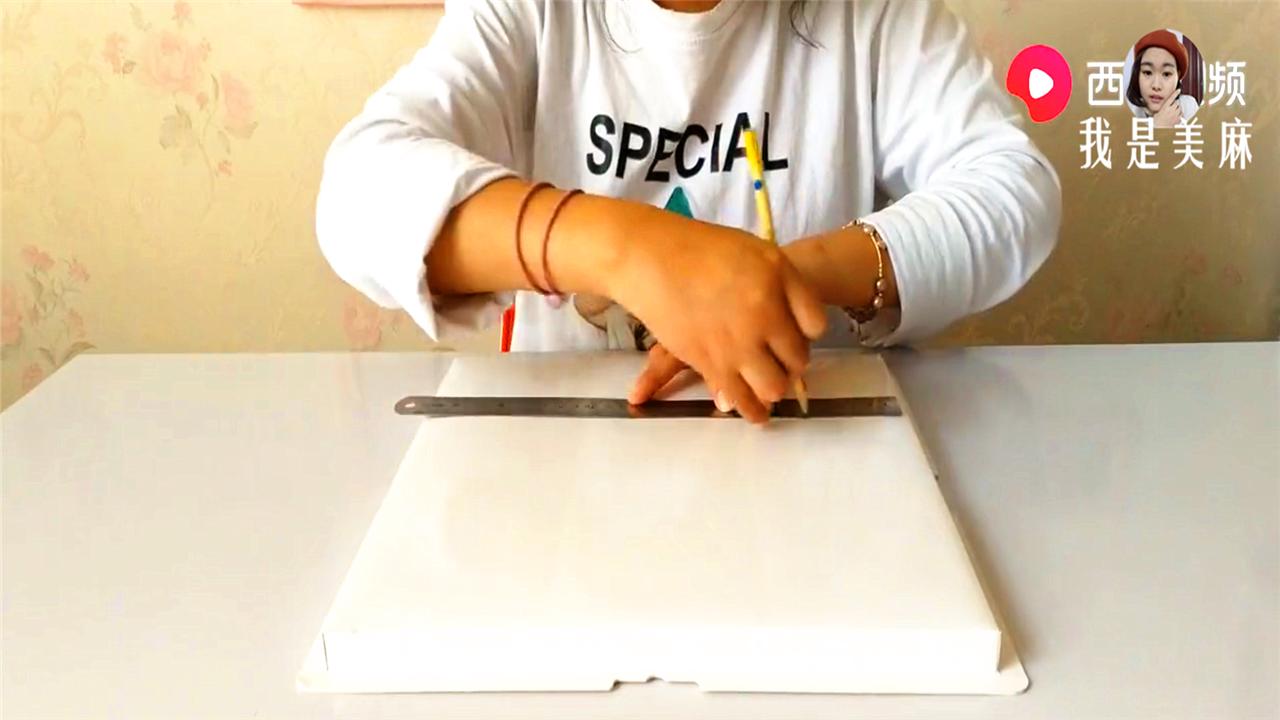 妈妈用盒子给宝宝做玩具,生活妙招之教你给小孩做个玩具