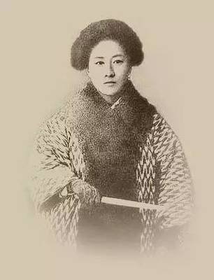 毛*东泽**敲响了“板仓杨寓”大门，一个圆脸大眼睛的少女出现在眼前