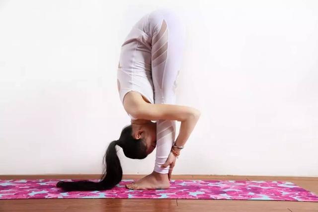 10分钟久坐肩颈腰背拉伸瑜伽,瑜伽久坐腰痛的缓解方法