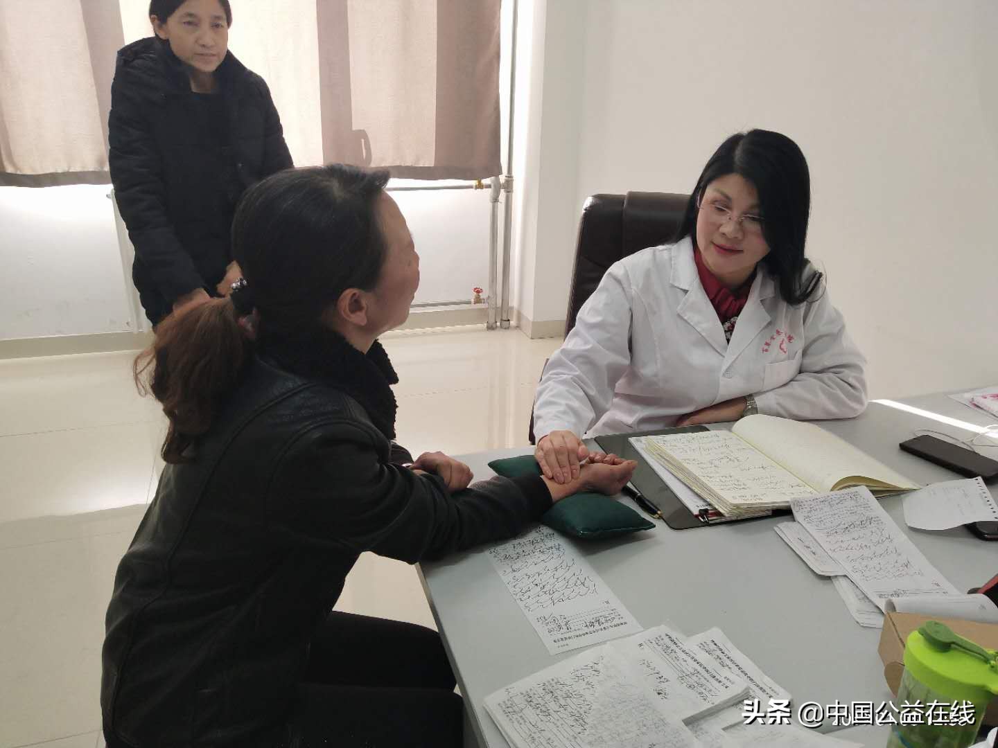 百草堂*氏秦**中医携手多部门慰问困难群众25人获75万元大病救助