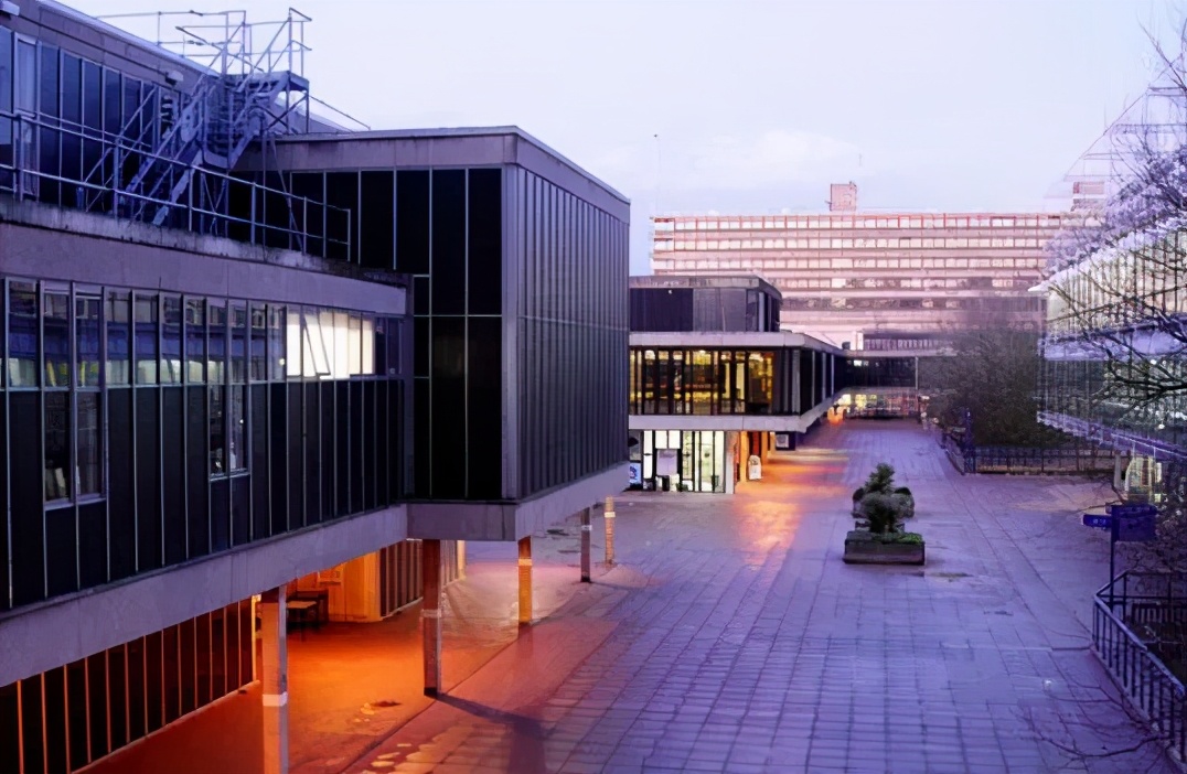 今天我们聊下巴斯大学怎么样,以及英国留学一年的红利问题