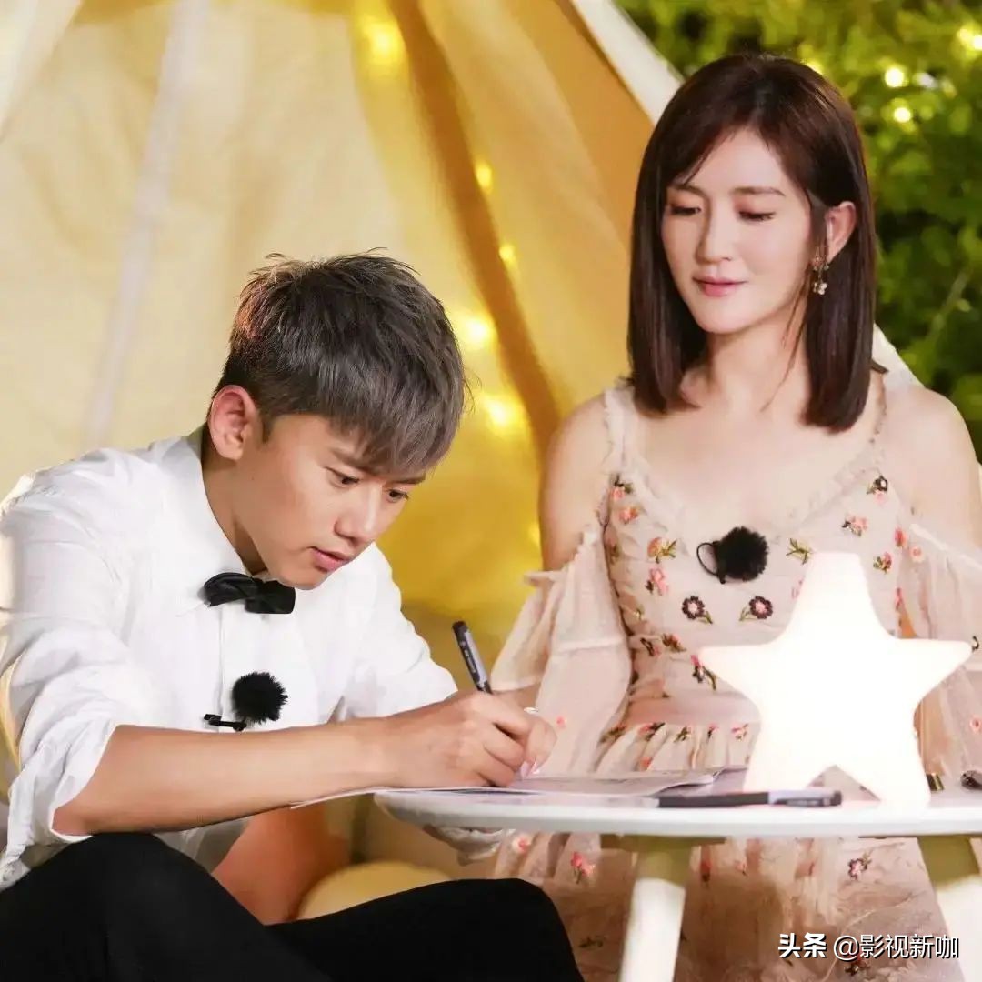 谢娜张杰抱女儿晒太阳,谢娜晒双胞胎女儿