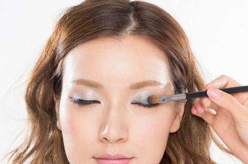 什么眼影好上妆不晕妆不掉粉,眼影盘不晕染不掉色日常妆容