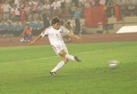 这位39岁国足老将哭的那一瞬间,多少球迷为之流泪,他真的尽力了