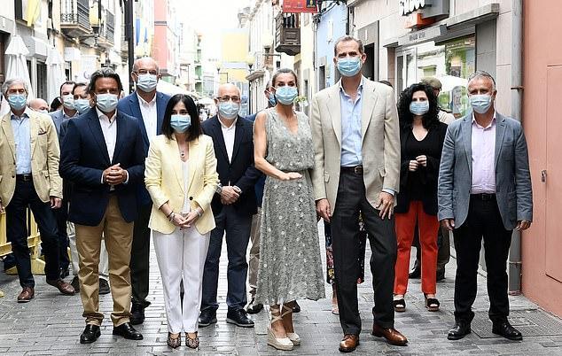 西班牙王后红裙穿搭,西班牙王后穿衣打扮效果