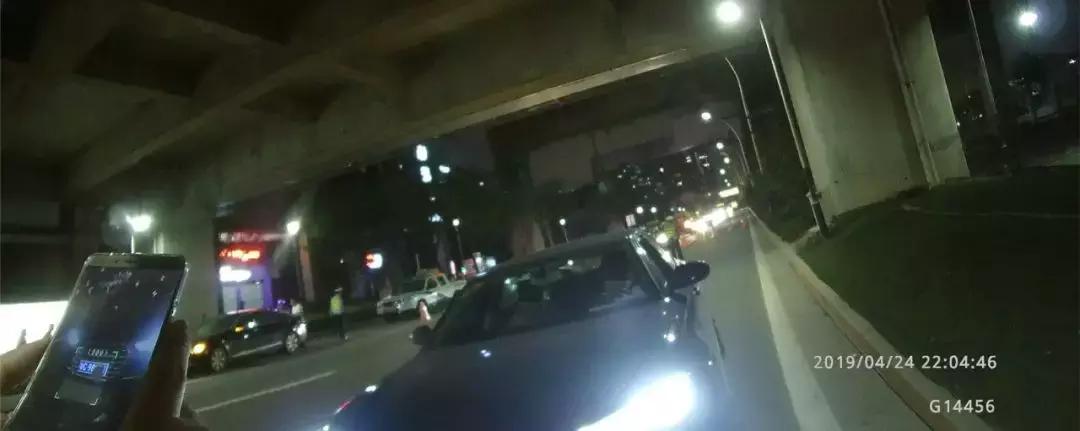宝马老板拱北街头教育交警：这是自动式远光灯！叫嚣有本事扣我12分！
